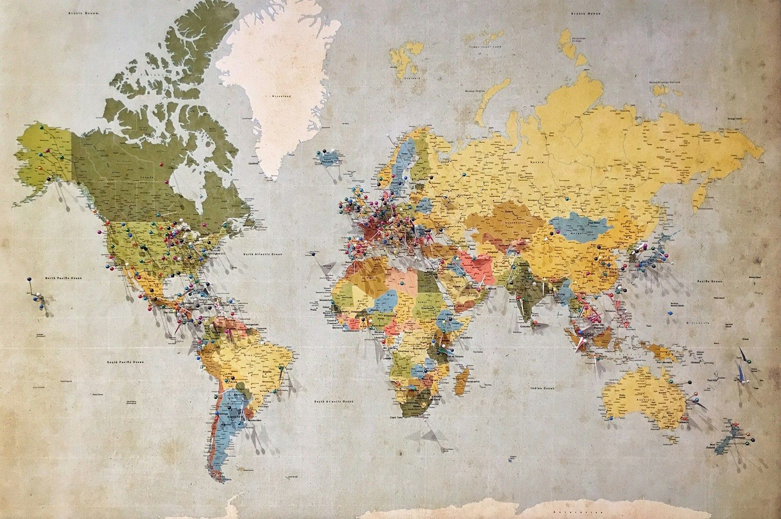 Le Liban sur le fil : diplomatie d’équilibre dans un Moyen-Orient sous tension blue, green, and yellow world map