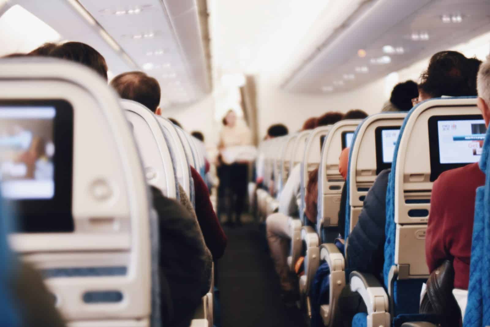 Exode des jeunes Libanais : quelles conséquences pour le tissu économique et social ? shallow focus photography of people inside of passenger plane