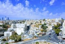 La cellule terroriste arrêtée en Jordanie : ramifications libanaises et implications régionales cars on road near city buildings during daytime