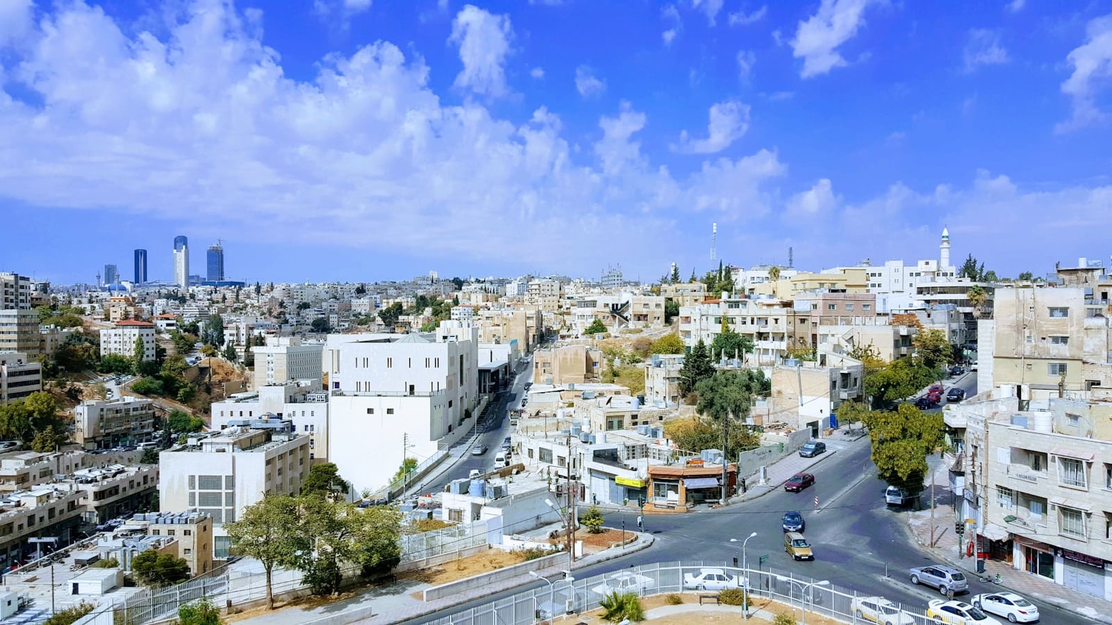 La cellule terroriste arrêtée en Jordanie : ramifications libanaises et implications régionales cars on road near city buildings during daytime