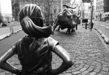 Les fluctuations boursières générales suite à la guerre commerciale lancée par Trump grayscale photo of statue of man