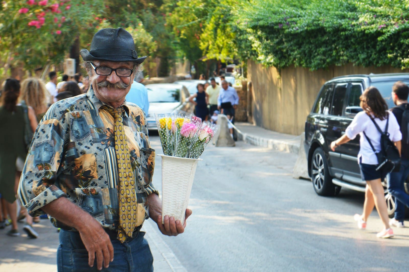 Liban : la société civile en première ligne pour reconstruire l’État man holding flowers during daytime