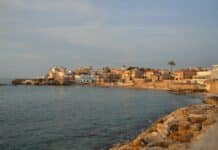 Le Liban anticipe une croissance de 4,7 % en 2025 malgré un contexte interne incertain a view of a city from the water's edge