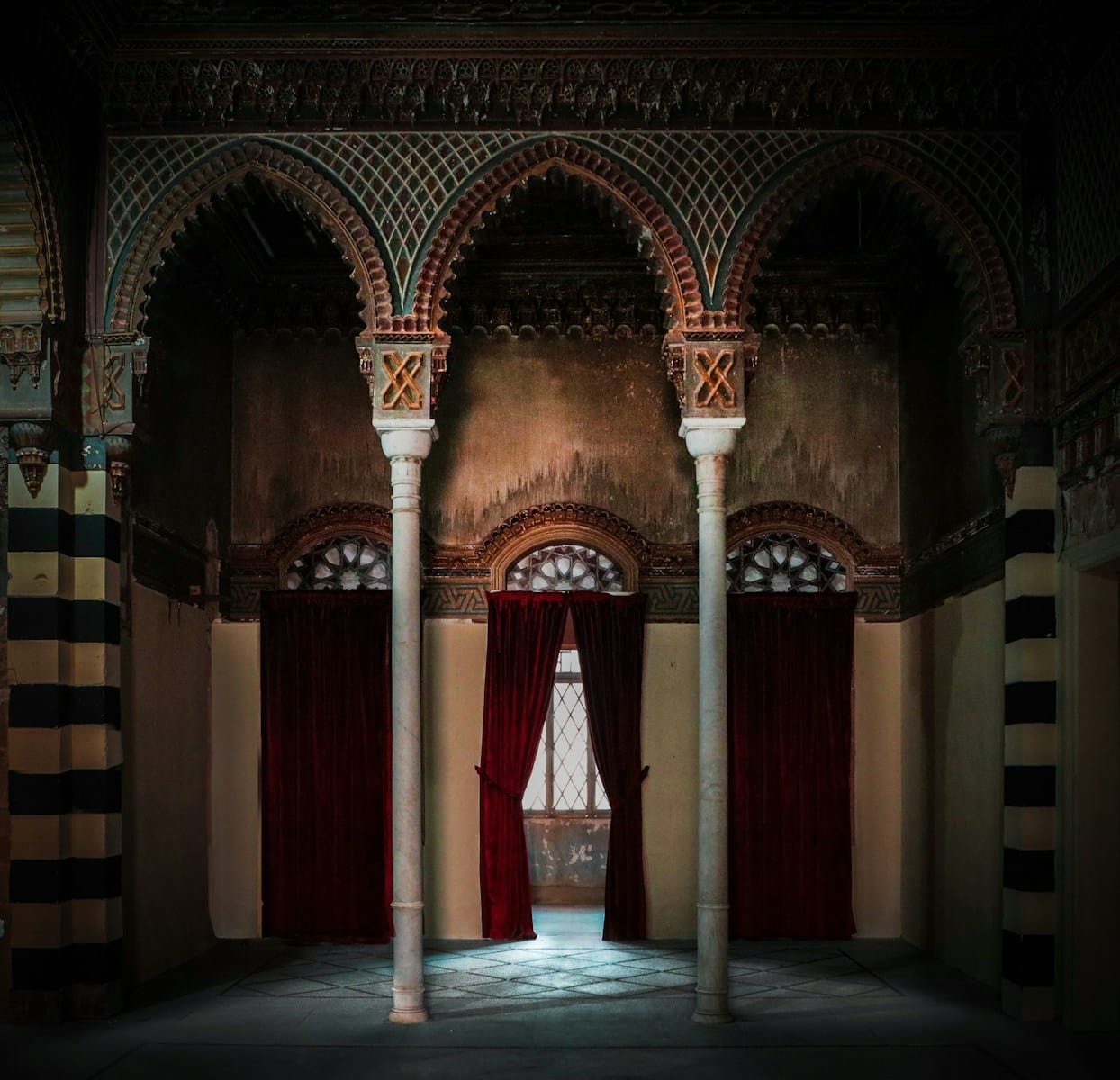 Revue de Presse du 2/04/25: intensification des tensions au Proche-Orient et menaces régionales red and brown concrete hallway