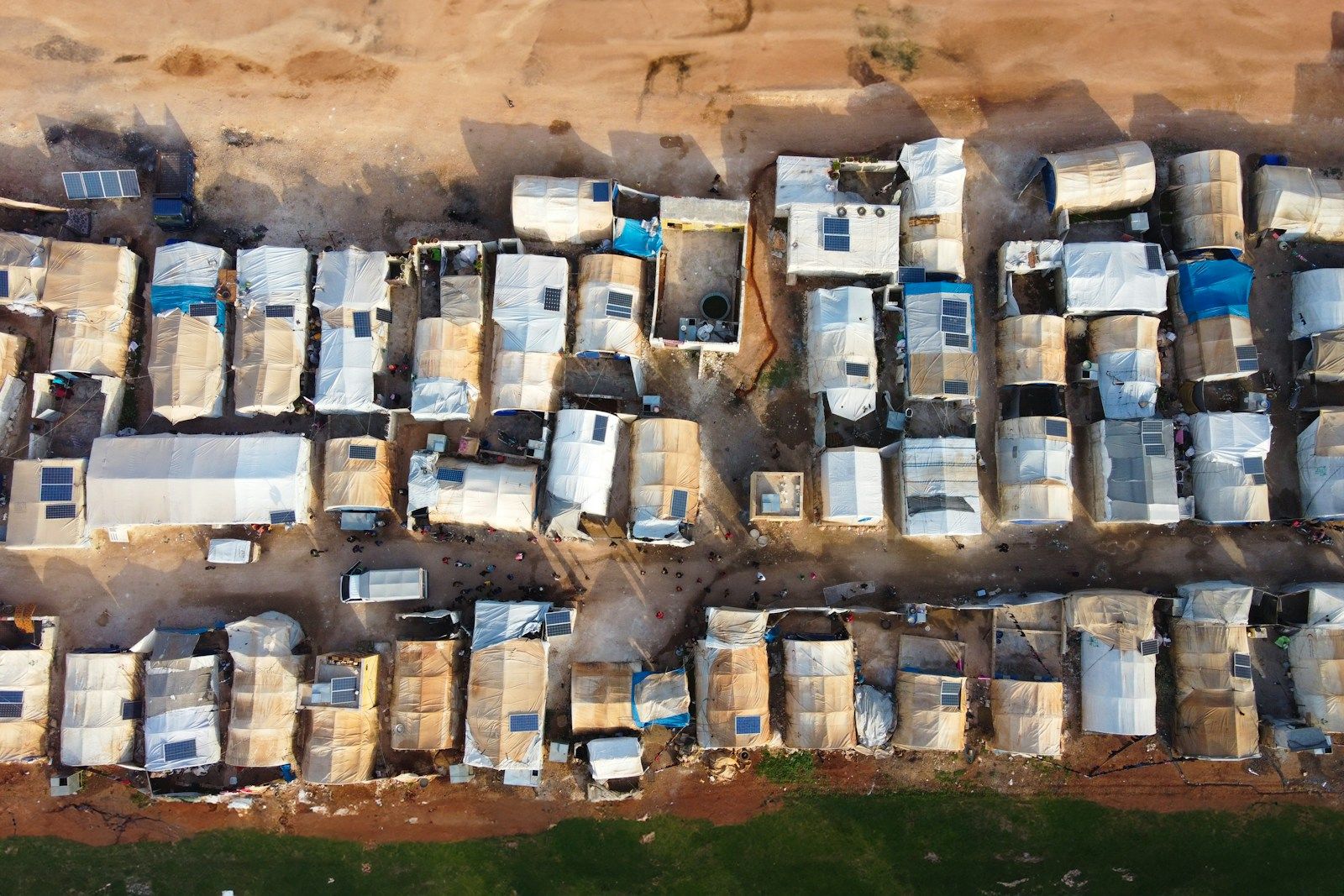 Le piège sombre d’Ahmad El Chareh : Quand la vengeance détruit la Révolution An aerial view of a lot of parked cars
