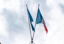 Liban – FMI : la Banque de France au cœur de la réforme bancaire a large stone statue in front of a building