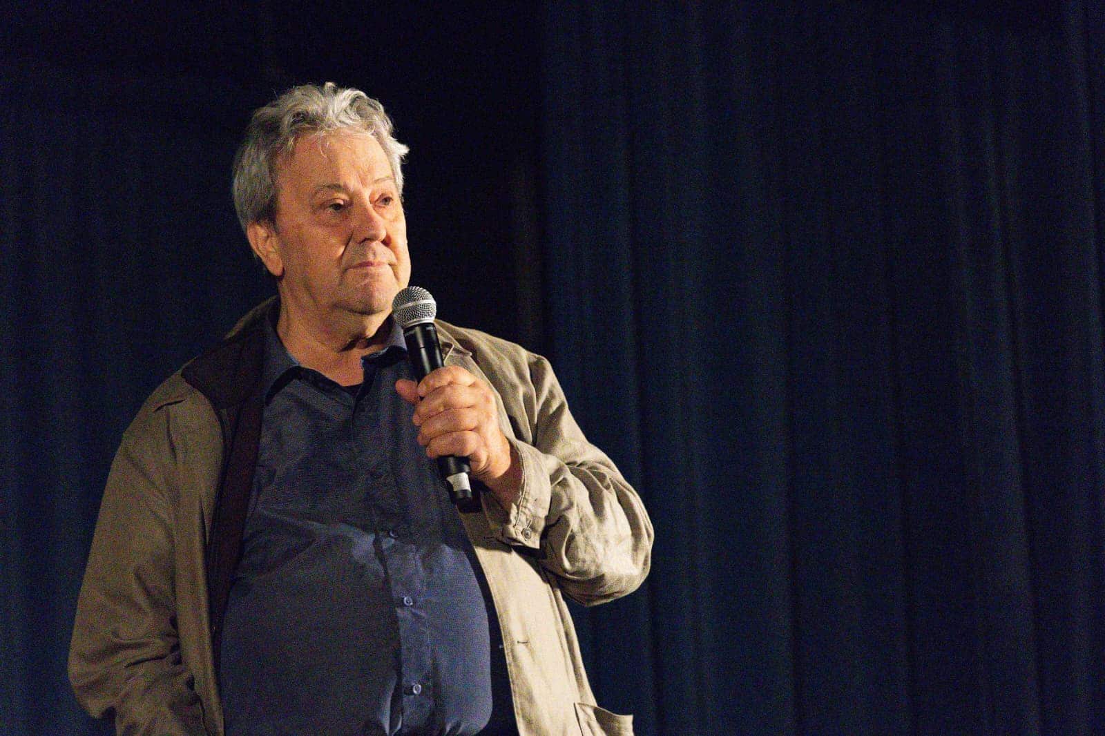 Michel Khleifi sur l’estrade du MAV (Musée audio visuel) à Herculanum, répondant aux questions du public.