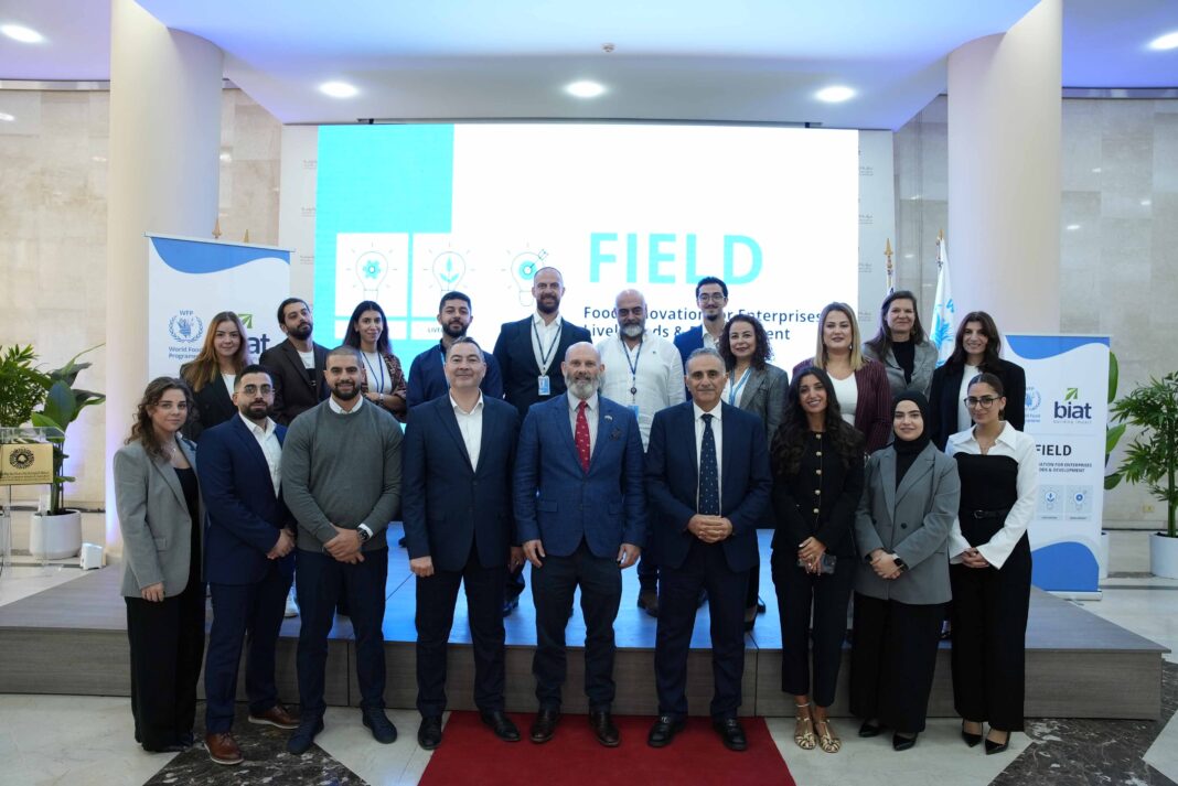 Photo: Matthew Hollingworth et Nasri Mouawad avec les équipes du PAM et de la BIAT