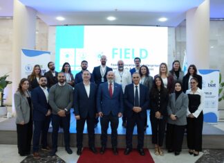 Photo: Matthew Hollingworth et Nasri Mouawad avec les équipes du PAM et de la BIAT