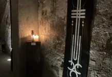 Une toile de l’alphabet 55 et une sculpture de Marc Keyrouz dans la cave de Lucid Interval à Paris.
