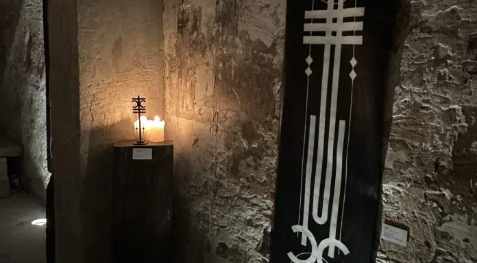 Une toile de l’alphabet 55 et une sculpture de Marc Keyrouz dans la cave de Lucid Interval à Paris.