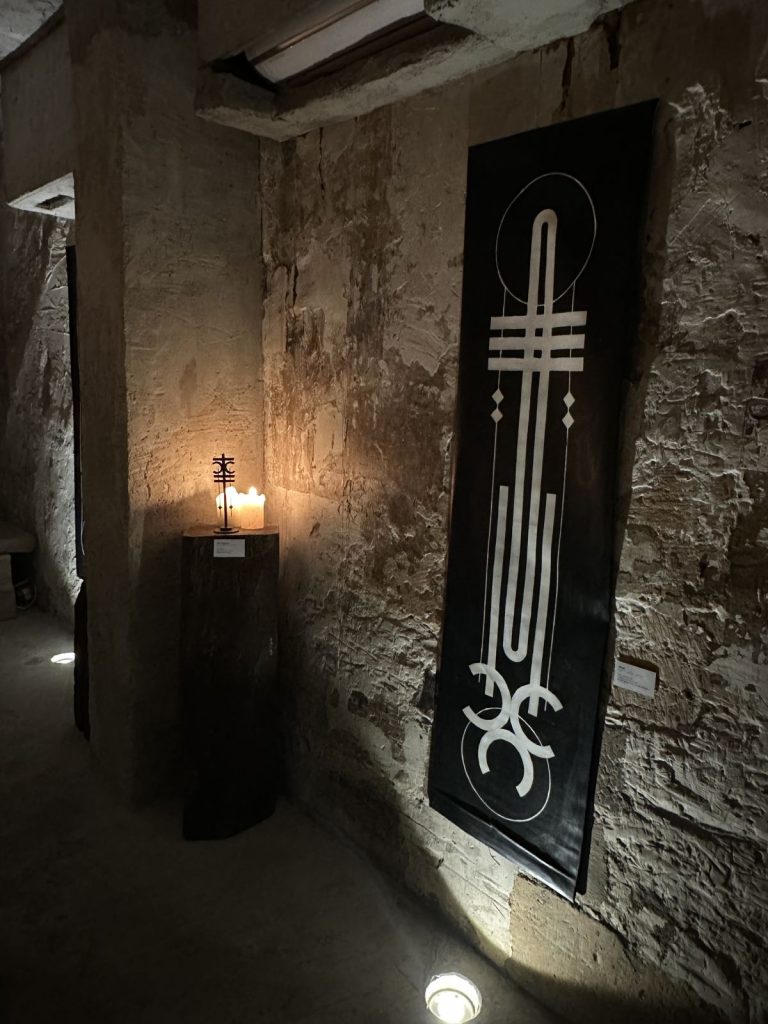 Une toile de l’alphabet 55 et une sculpture de Marc Keyrouz dans la cave de Lucid Interval à Paris.