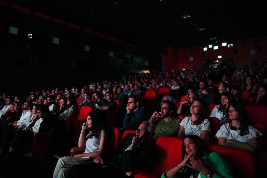 Public dans les fauteuils rouges du cinéma Montaigne lors du Grand Week-end du cinéma français en 2022.