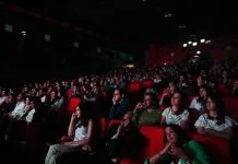 Public dans les fauteuils rouges du cinéma Montaigne lors du Grand Week-end du cinéma français en 2022.