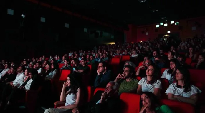 Public dans les fauteuils rouges du cinéma Montaigne lors du Grand Week-end du cinéma français en 2022.