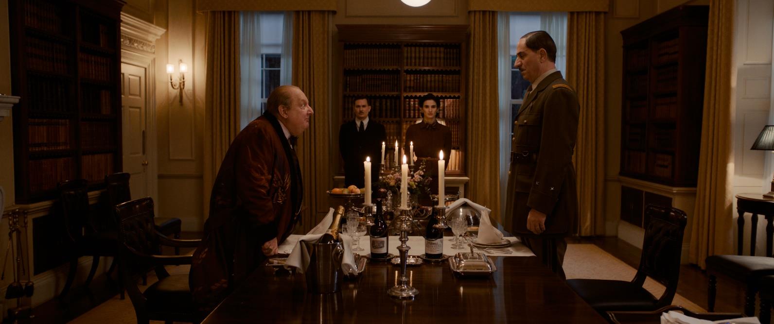 Scène du film La Bataille de Gaulle – L’Âge de fer, avec deux hommes face à face dans une salle à manger.